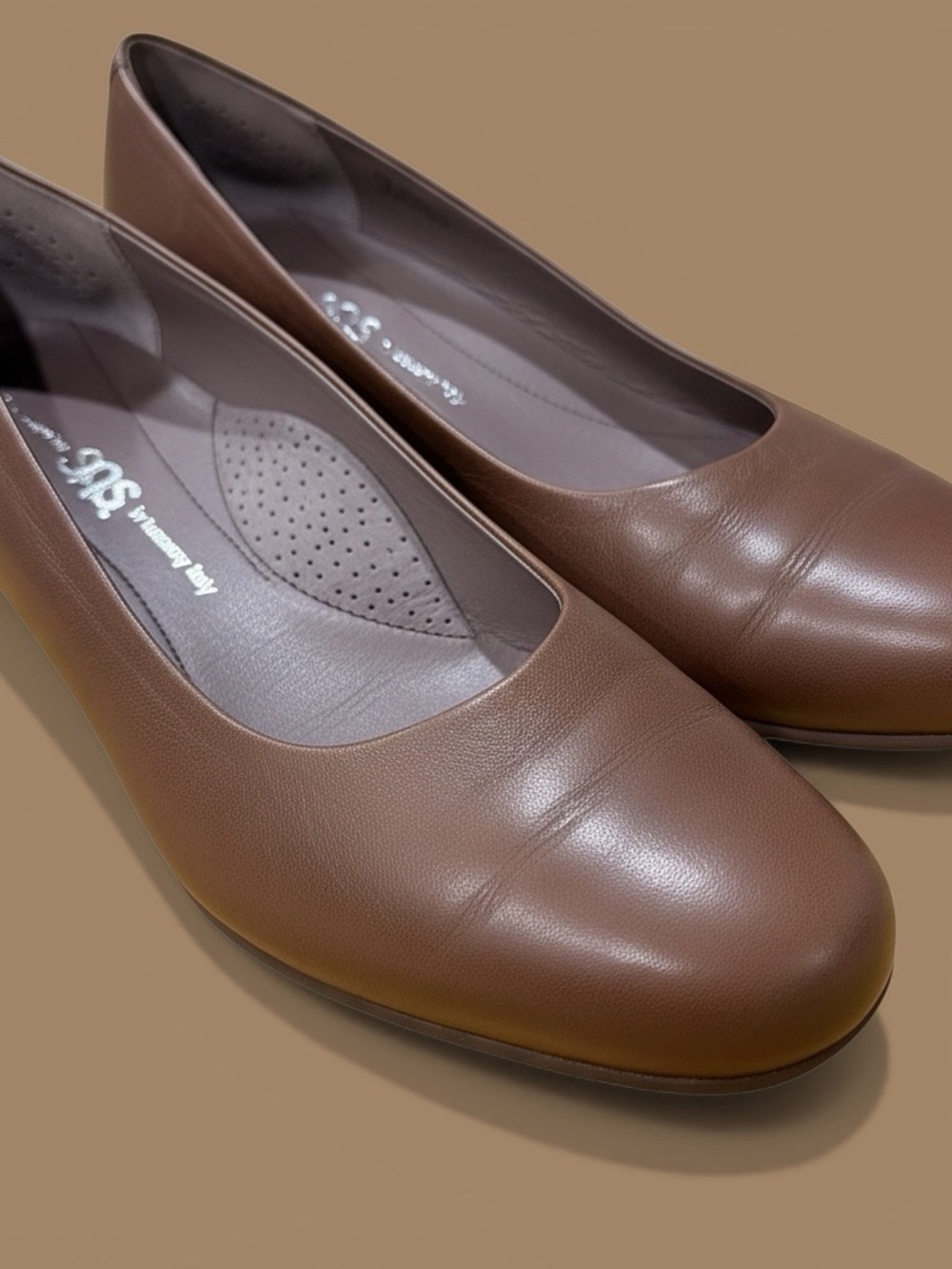 SAS Women's Brown Leather Rounded-Toe Short Heel.